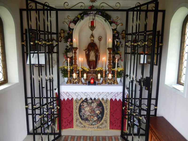 Geschmückte Kapelle für Bischofsbesuch und Jahrtagsfeier
